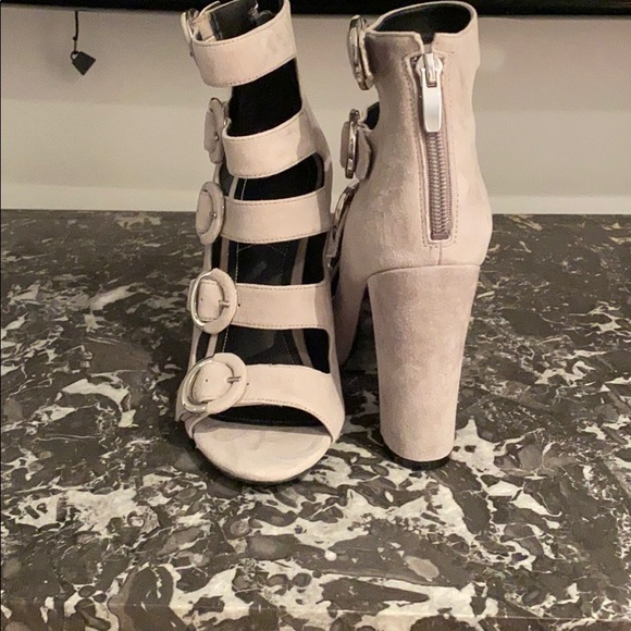 Heels - Picture 4 of 4